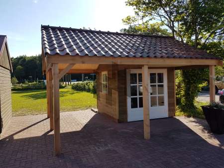 Tuinhuis met overkapping uitgevoerd in geimpregneerd Douglas staat op ons showterrein te Castricum.